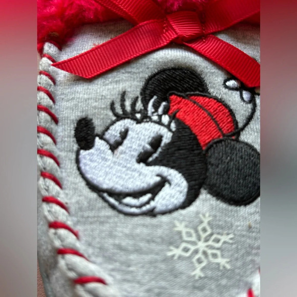 Disney's Christmas Minnie Mouse Women's Moccasin Slippers 5/6 like new - Picture 4 of 8